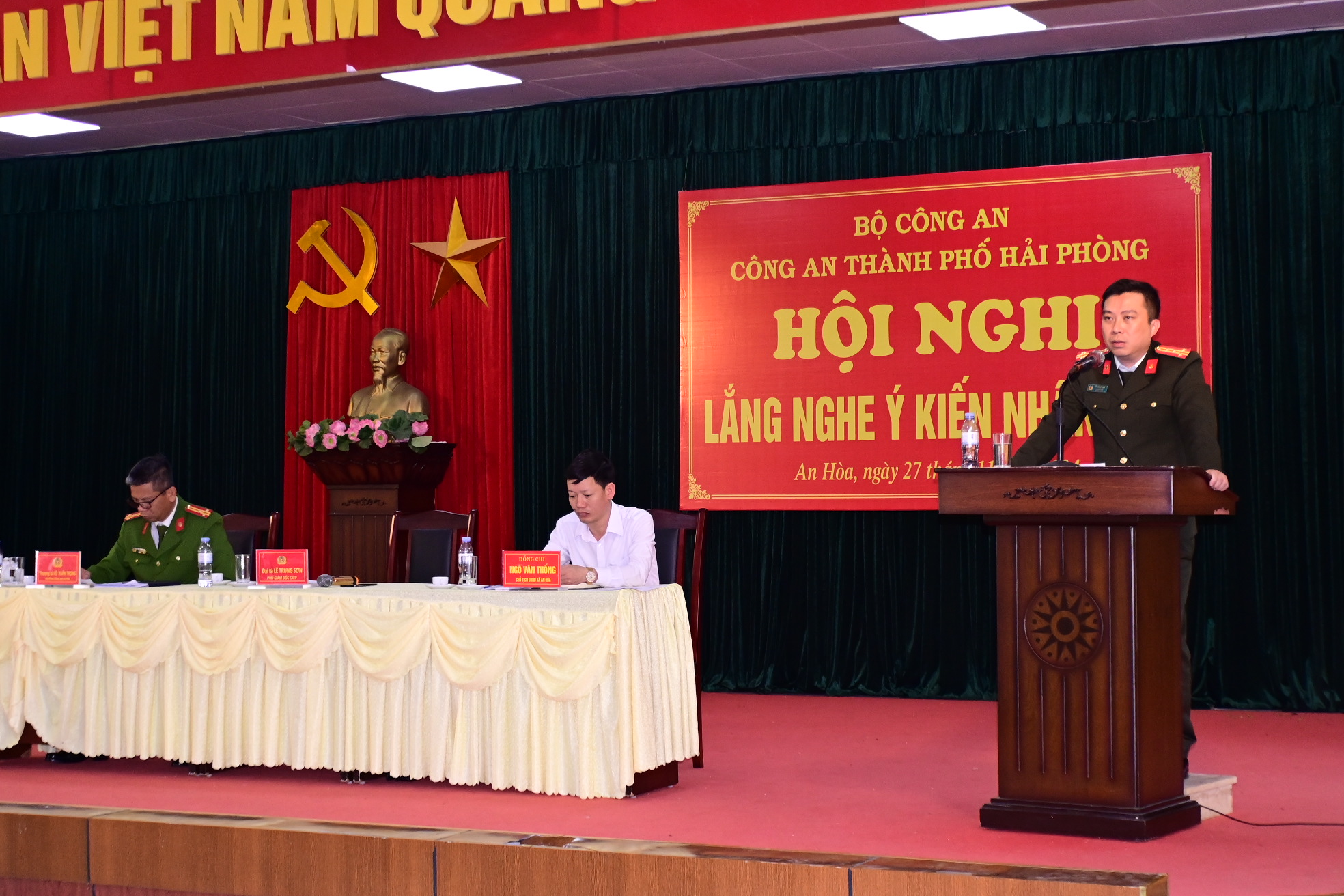 Đại tá Lê Trung Sơn, Phó giám đốc Công an thành phố lắng nghe phản ánh của nhân dân  tại xã An Hòa ( An Dương)